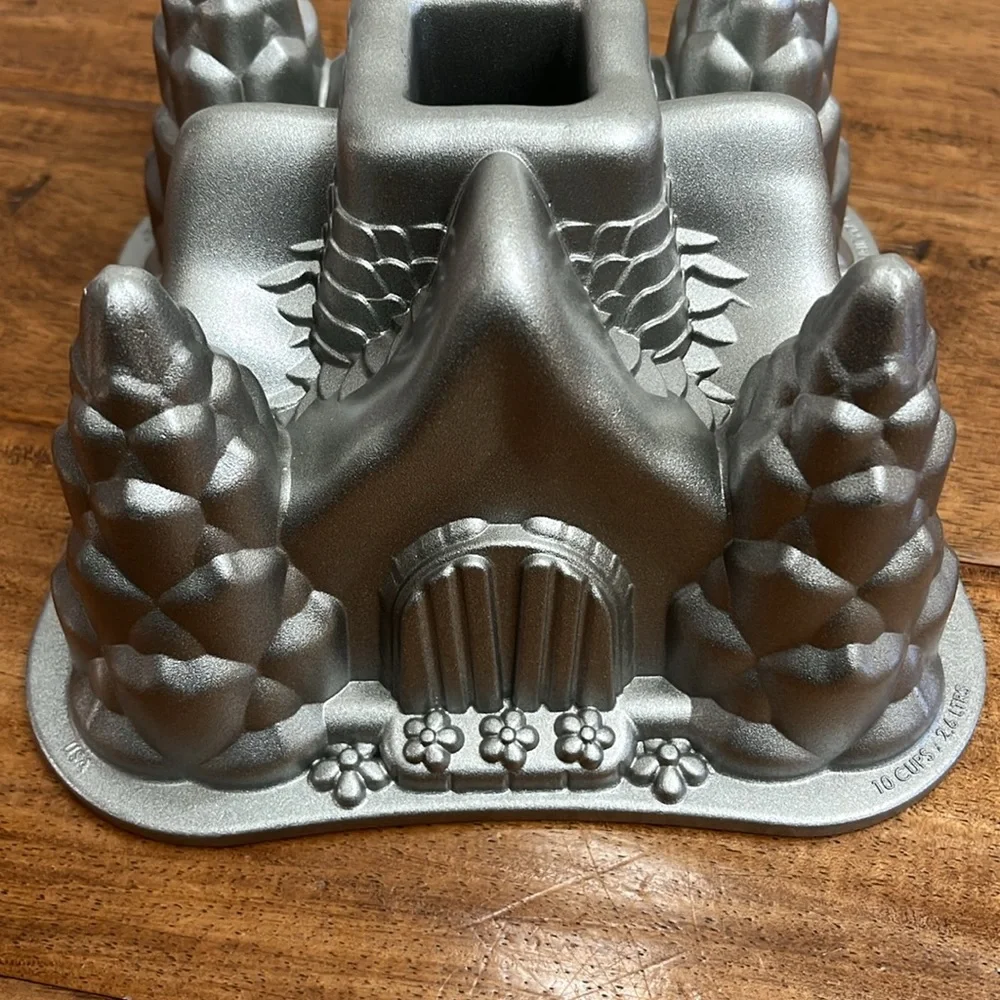 Nordic Ware Fairytale Cottage Bundt Pan. Excellent Condition